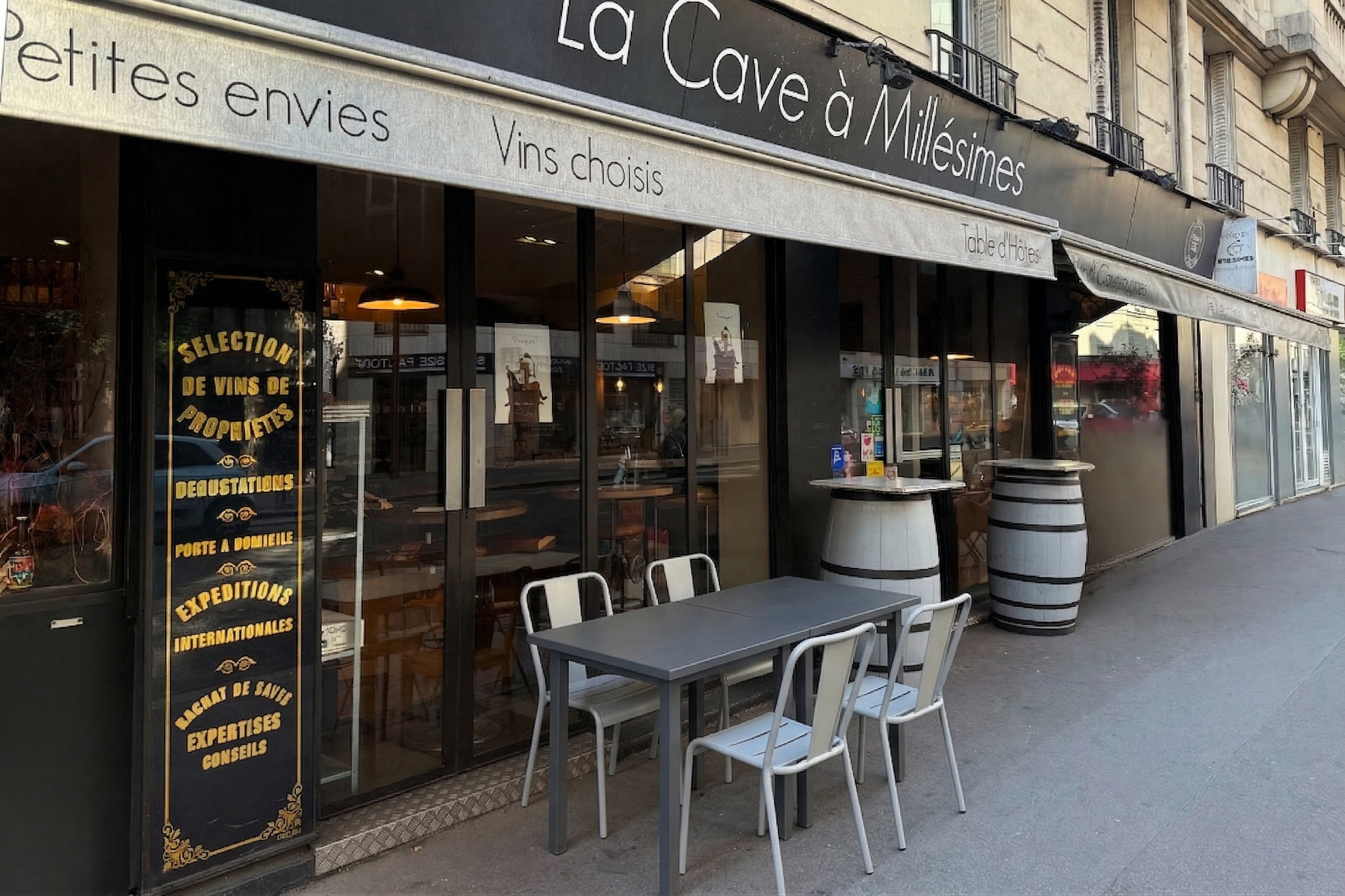 Cave à vin voûtée avec bouteilles millésimées